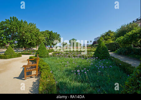 People relaxing in the Montjuic gardens, Barcelona, Spain Stock Photo