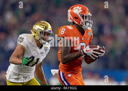 Arlington, Texas, USA. 29th Dec, 2018. December 29, 2018 - Arlington, Texas, U.S. - Clemson Tigers wide receiver Justyn Ross (8) catches the ball for a touchdown in the College Football Playoff Semifinal at the Goodyear Cotton Bowl Classic between the Notre Dame Fighting Irish and the Clemson Tigers at AT&T Stadium, Arlington, Texas. Credit: Adam Lacy/ZUMA Wire/Alamy Live News Stock Photo