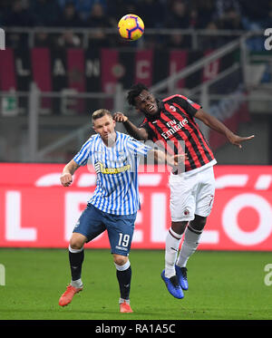 Milan, Italy. 29th Dec, 2018. Ac Milan's Frank Kessie (R) vies with Spal's Jasmin Kurtic during the Serie A soccer match between AC Milan and Spal in Milan, Italy, Dec. 29, 2018. AC Milan won 2-1. Credit: Alberto Lingria/Xinhua/Alamy Live News Stock Photo
