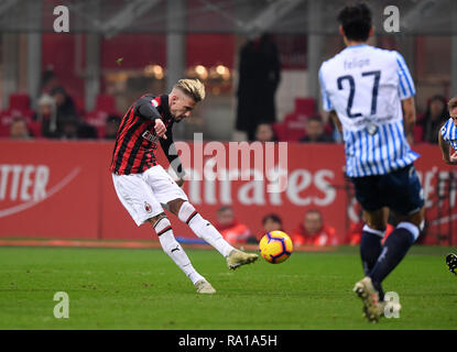 Milan, Italy. 29th Dec, 2018. Ac Milan's Samuel Castillejo shoots and scores during the Serie A soccer match between AC Milan and Spal in Milan, Italy, Dec. 29, 2018. AC Milan won 2-1. Credit: Alberto Lingria/Xinhua/Alamy Live News Stock Photo
