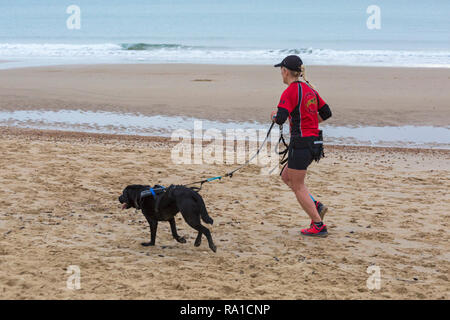 Bournemouth, Dorset, UK. 30th December 2018. Participants take part in the Beach Race, Race the Tide, a low tide beach run along the beautiful shoreline of Bournemouth beach towards Sandbanks beach. Runners run the 5k or 10k race along the seashore and over the groynes before the tide comes in - good exercise after the excesses of Christmas! Credit: Carolyn Jenkins/Alamy Live News Stock Photo