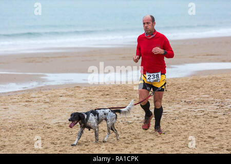 Bournemouth, Dorset, UK. 30th December 2018. Participants take part in the Beach Race, Race the Tide, a low tide beach run along the beautiful shoreline of Bournemouth beach towards Sandbanks beach. Runners run the 5k or 10k race along the seashore and over the groynes before the tide comes in - good exercise after the excesses of Christmas! Credit: Carolyn Jenkins/Alamy Live News Stock Photo