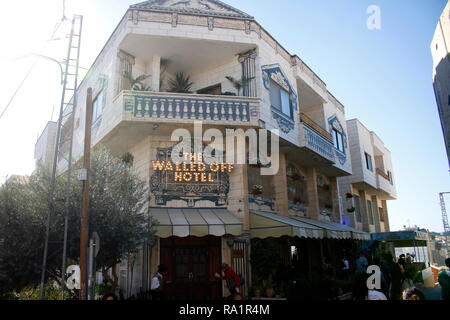 das 'Walled off '-Hotel vom britischen Kuenstler Banky, Mauer, Grenzanlage, Israelische Sperranlage, Bethlehem, Westjordanland/ Westbank, Palaestinens Stock Photo