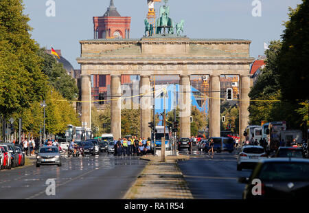 Blick von der Strasse des 17. Juni auf das Brandenburger Tor und das Rote Rathaus, Berlin (nur fuer redaktionelle Verwendung. Keine Werbung. Referenzd Stock Photo