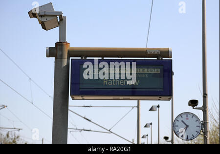 20.04.2018, Berlin, Berlin, Deutschland, Zugzielanzeiger auf dem Bahnhof Lichterfelde-Ost. 00S180420D060CARO.JPG [MODEL RELEASE: NOT APPLICABLE, PROPE Stock Photo