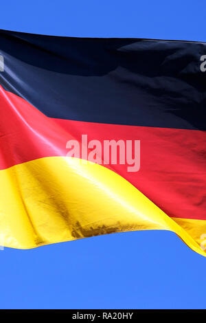 21.04.2018, Brandenburg, Hoppegarten, Deutschland, Nationalfahne der Bundesrepublik Deutschland. 00S180421D430CARO.JPG [MODEL RELEASE: NOT APPLICABLE, 21.04.2018, Brandenburg, Hoppegarten, Deutschland, Nationalfahne der Bundesrepublik Deutschland. 00S180421D430CARO.JPG [MODEL RELEASE: NOT APPLICABLE,