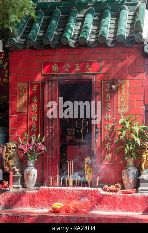 Tai Wong Kung temple just off Old Main Road in Aberdeen, Hong Kong, is a typically brightly coloured part of the Guardians of Aberdeen temples Stock Photo