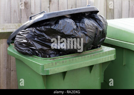 Purple rubbish bags hi-res stock photography and images - Alamy