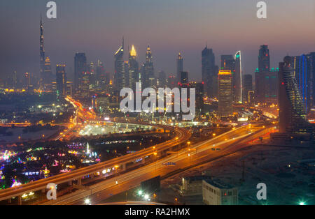 28.03.2018, Dubai, Dubai, Vereinigte Arabische Emirate, Blick vom Dubai Frame auf die Skyline am Abend. 00S180328D210CARO.JPG [MODEL RELEASE: NOT APPL Stock Photo