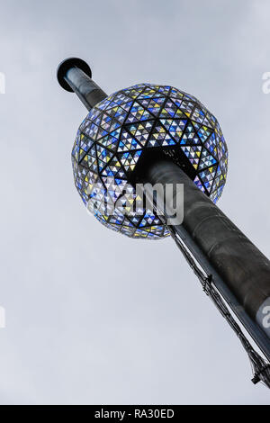 New York, New York, USA. 30th Dec, 2018. Light test is performed on the crystal ball of Times Square in New York in the United States this Sunday, 30. (Photo: Vanessa Carvalho/Brazil Photo Press) Credit: Brazil Photo Press/Alamy Live News Stock Photo