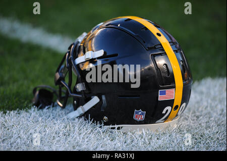 Baltimore Ravens vs. Cincinnati Bengals. NFL match poster. Two american  football players silhouette facing each other on the field. Clubs logo in  back Stock Photo - Alamy