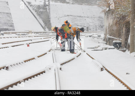 Qiandongnan, China's Guizhou Province. 30th Dec, 2018. Workers clear accumulated snow at the railway station in Kaili, southwest China's Guizhou Province, Dec. 30, 2018. Credit: Wu Jibin/Xinhua/Alamy Live News Stock Photo