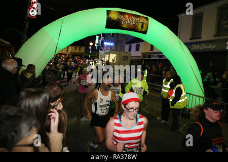 Mountain Ash, Wales, UK 31st December 2018. Nos Galan 2018 road races, Mountain Ash in South Wales on Monday 31st December 2018. this is the 60th anniversary race of the event Credit: Andrew Orchard/Alamy Live News Stock Photo