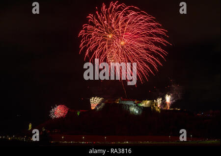 Stirling Castle, Stirling, UK - 1st January 2019. Bringing in the new year with a bang, Firework displays with music light up the night sky over Stirling Castle and the Wallace Monument on Hogmanay to bring in the new year. Credit: Colin Fisher/Alamy Live News Stock Photo