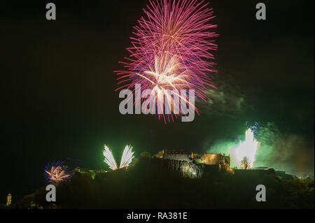 Stirling Castle, Stirling, UK - 1st January 2019. Bringing in the new year with a bang, Firework displays with music light up the night sky over Stirling Castle and the Wallace Monument on Hogmanay to bring in the new year. Credit: Colin Fisher/Alamy Live News Stock Photo