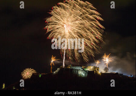 Stirling Castle, Stirling, UK - 1st January 2019. Bringing in the new year with a bang, Firework displays with music light up the night sky over Stirling Castle and the Wallace Monument on Hogmanay to bring in the new year. Credit: Colin Fisher/Alamy Live News Stock Photo