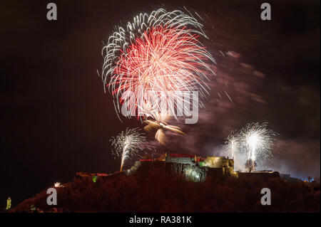 Stirling Castle, Stirling, UK - 1st January 2019. Bringing in the new year with a bang, Firework displays with music light up the night sky over Stirling Castle and the Wallace Monument on Hogmanay to bring in the new year. Credit: Colin Fisher/Alamy Live News Stock Photo