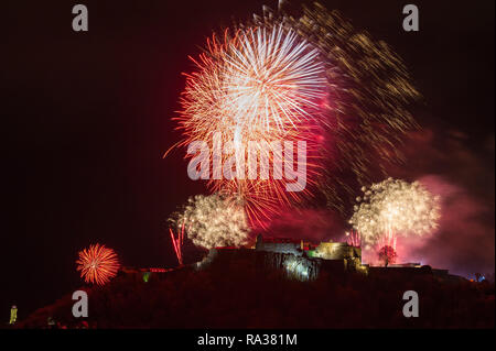 Stirling Castle, Stirling, UK - 1st January 2019. Bringing in the new year with a bang, Firework displays with music light up the night sky over Stirling Castle and the Wallace Monument on Hogmanay to bring in the new year. Credit: Colin Fisher/Alamy Live News Stock Photo