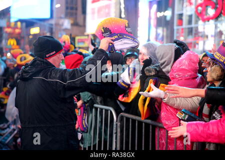 New York, USA. 31st Dec 2018. The Times Square New Year’s Eve ball ready for 2019 Credit: Itzik Roytman/Alamy Live News Stock Photo