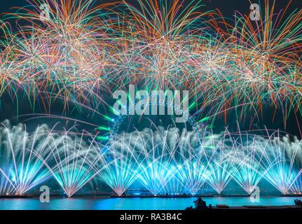 London, UK. 1st January 2019. The Mayor of Londons New Year Fireworks display 2019 Credit: Stewart Marsden/Alamy Live News Stock Photo