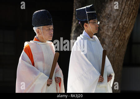 Shinto wedding procession in the Meiji Jingu Shinto Shrine Stock Photo