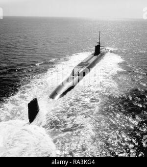 1976 - An aerial starboard quarter view of the Lafayette class nuclear-powered strategic missile submarine USS VON STEUBEN (SSBN 632) underway. Stock Photo