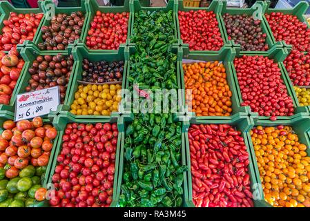 Different varieties Tomatoes (Solanum lycopersicum) and Bell pepper (Capsicum) on a farmers market, Lüneburg, Lower Saxony Stock Photo