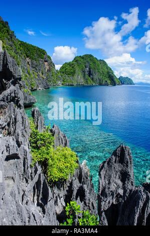 Coast with crystal clear water and limestones, Bacuit archipelago, El Nido, Palawan, Philippines Stock Photo