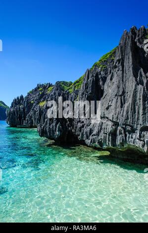 Crystal clear water with limestones, Bacuit archipelago, El Nido, Palawan, Philippines Stock Photo