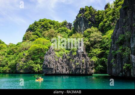 Kayaking in the crystal clear water in the Bacuit archipelago, Palawan, Philippines Stock Photo