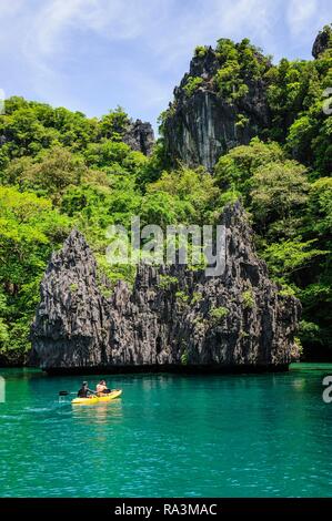 Kayaking in the crystal clear water in the Bacuit archipelago, Palawan, Philippines Stock Photo