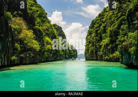 Crystal clear water between limestones in the Bacuit archipelago, Palawan, Philippines Stock Photo