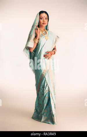 रणदीप हुड्डा की दुल्हन ने लहंगा नहीं शादी पर पहनी पोलोई, जानें इस खास पोशाक  के बारे में - 37 year old lin laishram randeep hooda wife wears manipuri  poshak potloi on
