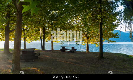 Morgenstimmung am Ufer von Dongo am Comer See, in prächtigen Farben Stock Photo