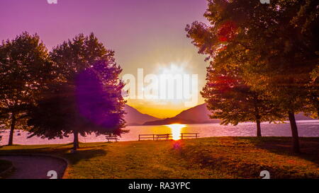 Morgenstimmung am Ufer von Dongo am Comer See, in prächtigen Farben Stock Photo