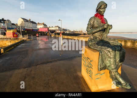 Fishing monument in Bridlington harbour of woman repairing fishnets Stock Photo