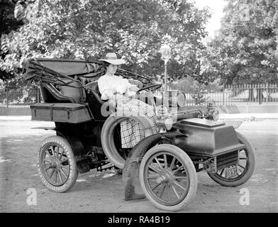 Woman driving an automobile in early 1900s Stock Photo