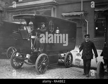 Woodward & Lothrop Department Store (Woodies) trucks, Washington D.C. ca. 1912 Stock Photo