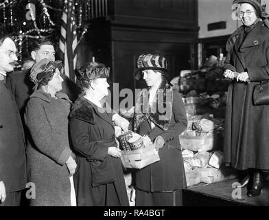 First Lady Grace Coolidge handing out Christmas baskets ca. 1923 or 1924 Stock Photo