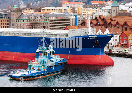 Newbuilding bulk carrier Star Java entering Bergen harbor for her naming ceremony. The tug Silex assisting. Bergen, Norway February 2007. Stock Photo