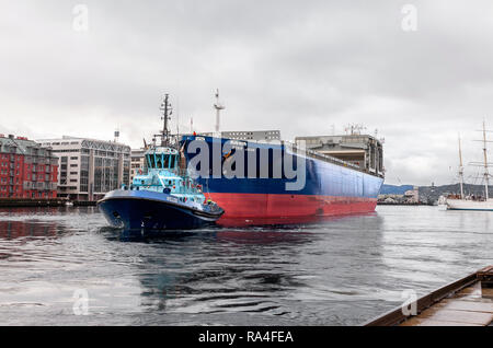 Newbuilding bulk carrier Star Java departing Bergen harbor following her naming ceremony. The tug Velox assisting. Bergen, Norway February 2007. Stock Photo