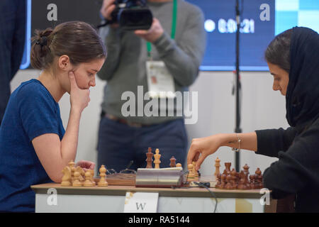 Moscow, Russia. 28th of November, 2013 Boxer Leonid Chernobaev from Belarus  plays chess in the ring in the match of the World Chess Boxing Championship  in Moscow, Russia Stock Photo - Alamy