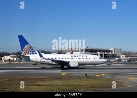 New York, USA - January 26, 2016: United Airlines Boeing 737 passenger jet departs from new York City's LaGuardia Airport to its home base in Houston Stock Photo