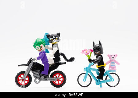 Scooter Lego Darvader Junto Com Batman Andando De Bicicleta Fotografia  Editorial - Imagem de fundo, lambreta: 185334497