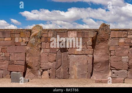 Outer wall of the Kalasasaya temple (place of the standing stones) with monoliths from the pre-Inca period, Tihuanaku, Tiawanacu Stock Photo