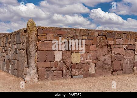 Outer wall of the Kalasasaya temple (place of the standing stones) with corner monolith from the pre-Inca period, Tihuanaku Stock Photo