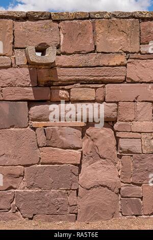 Outer wall of the Kalasasaya temple (place of the standing stones) with gargoyles from the pre-Inca period, Tihuanaku, Tiawanacu Stock Photo