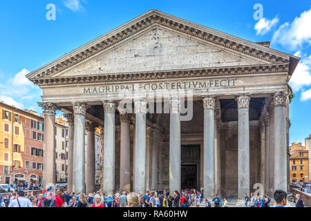 Rome, Italy - May 17th 2018 - Big group of tourist enjoying a hot sunny day at PIAZZA DELLA ROTONDA, famous by the Pantheon. Stock Photo
