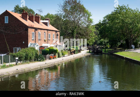 Cottages overlooking Chesterfield Canal near Worksop, Nottinghamshire Stock Photo