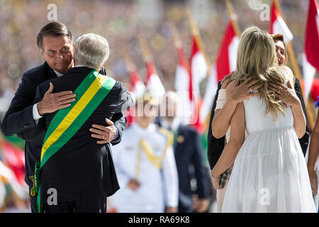 Brasilia, Brazil. 1st Jan, 2019. Jair Bolsonaro (1st L) embraces Brazil's outgoing President Michel Temer (2nd L) as Jair Bolsonaro's wife Michelle Bolsonaro (1st R) embraces Michel Temer's wife Marcela Temer (2nd R) during the inauguration ceremony in Brasilia, capital of Brazil, on Jan. 1, 2019. Army captain-turned-politician Jair Bolsonaro was sworn in as Brazil's president on Tuesday amid heightened security. Credit: Li Ming/Xinhua/Alamy Live News Stock Photo
